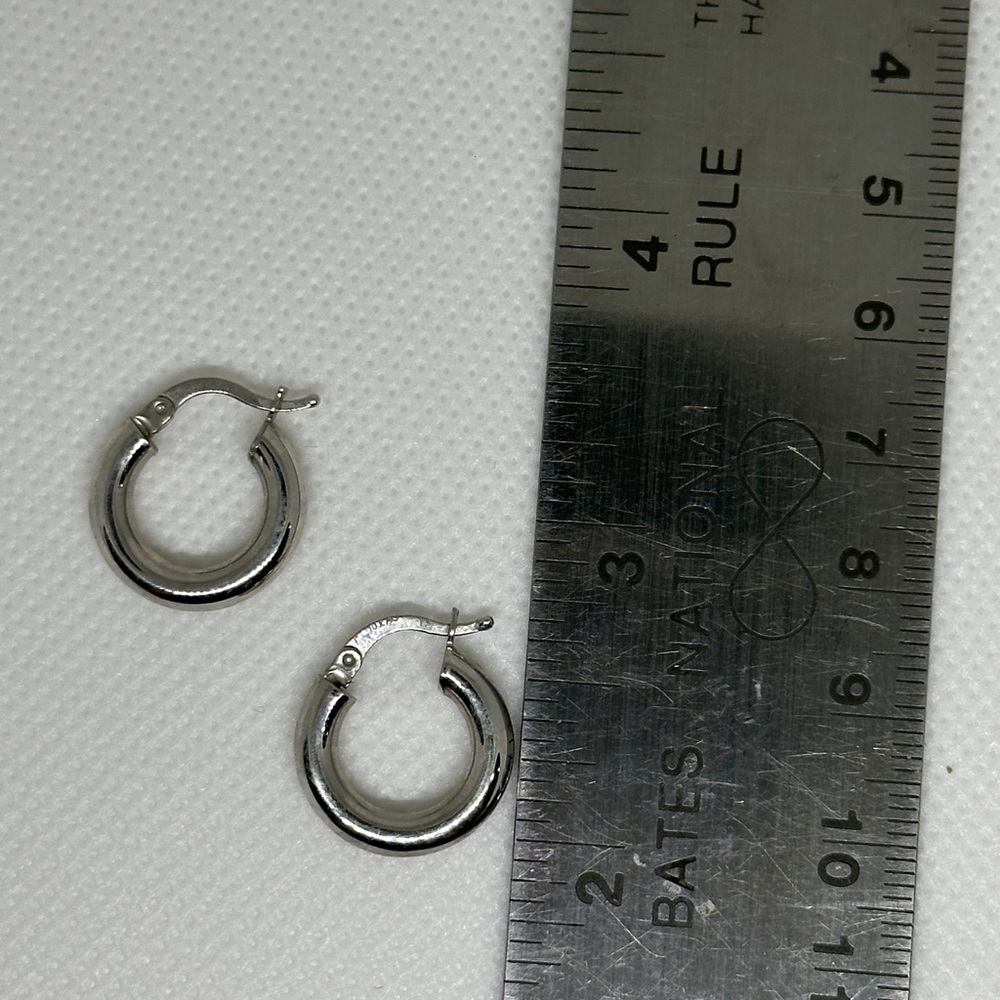10kt white gold hoop earring - Picture 3 of 3